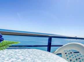 Vista al mar, wifi, terraza y piscina.